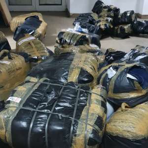 Încălțăminte și produse textile, susceptibile a fi contrafăcute, descoperite de polițiștii de frontieră giurgiuveni