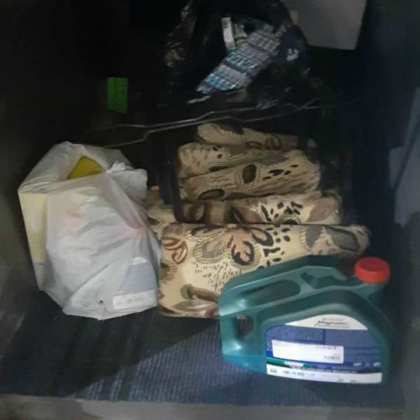 Ţigări de contrabandă şi substanţe anabolizante ascunse în bagaje, confiscate la frontieră