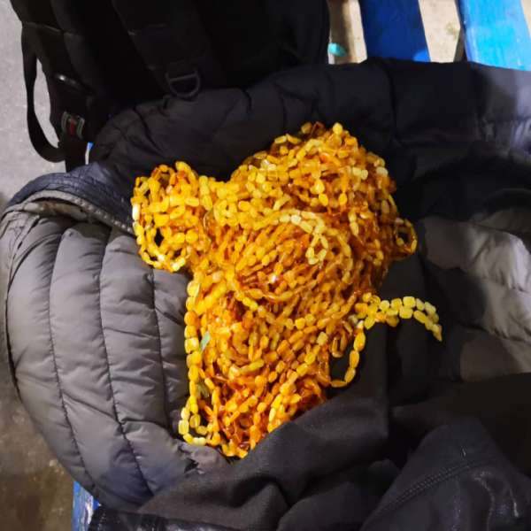 Chihlimbar sub formă de șiraguri de mărgele, ascuns în bagajele și pe corpul unui cetățean turc