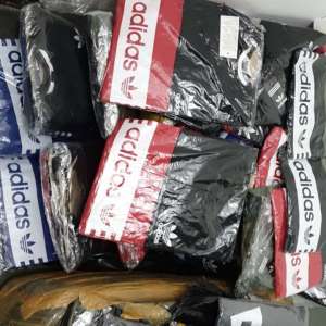 Ţigări, textile și încălţăminte contrafăcute, descoperite la P.T.F. Giurgiu