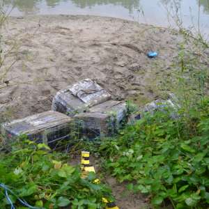 Contrabandă cu ţigări oprită de poliţiştii de frontieră la malul râului Prut