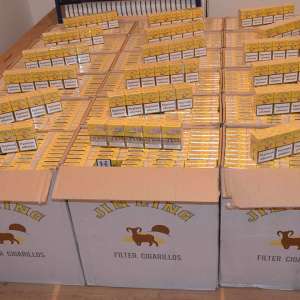 Focuri de armă și aproximativ 35.000 de pachete cu ţigări de contrabandă  confiscate la frontiera cu Ucraina