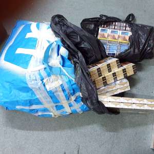 Ţigări ascunse printre bagaje, în  interiorul unui microbuz,  descoperite la P.T.F. Giurgiu