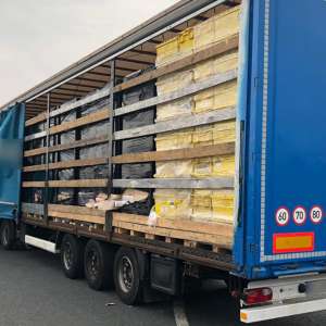 Peste 400.000 de pachete cu ţigări contrabandă, depistate ascunse într-un automarfar la P.T.F. Nădlac II