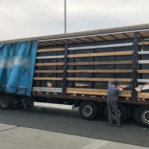 Peste 400.000 de pachete cu ţigări contrabandă, depistate ascunse într-un automarfar la P.T.F. Nădlac II