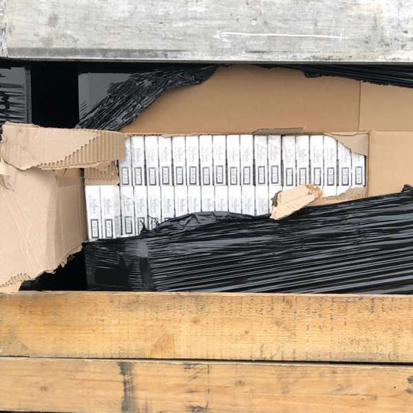 Over 400,000 packages of smuggled cigarettes, found hidden in a ware truck at P.T.F. Nădlac II