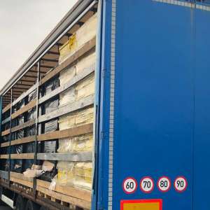 Over 400,000 packages of smuggled cigarettes, found hidden in a ware truck at P.T.F. Nădlac II