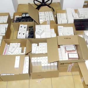 Mii de parfumuri și articole de îmbracăminte, susceptibile a fi contrafăcute, confiscate la P.T.F. Calafat și P.T.F. Giurgiu