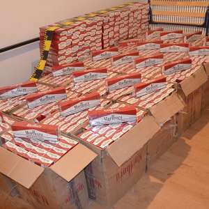 Doi bărbaţi cercetaţi  şi peste 15.000 de pachete cu țigări confiscate la frontiera de nord