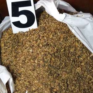 Tutun vrac ascuns în portbagajul unei mașini, descoperit de  poliţiştii de frontieră