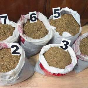 Tutun vrac ascuns în portbagajul unei mașini, descoperit de  poliţiştii de frontieră