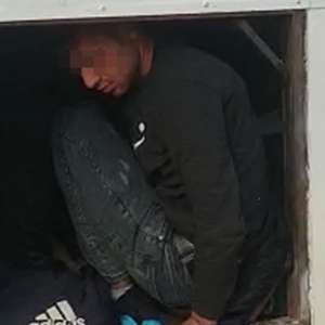 26 de cetăţeni străini, descoperiţi ascunşi într-o autoutilitară, la P.T.F. Giurgiu