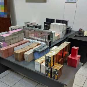 Sute de parfumuri, susceptibile a fi contrafăcute, confiscate la P.T.F. Petea