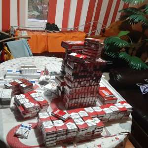 Percheziţie domiciliară la Brăila: depistate ţigarete de contrabandă în valoare de aproximativ 6.000 de lei