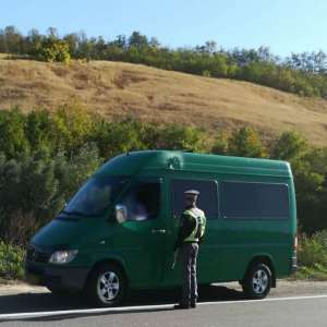 Doi prieteni cercetaţi pentru conducere fără permis şi încredinţarea cu bună ştiinţă a autovehiculului