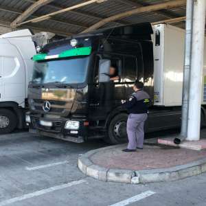 Depistat la volanul unui camion, deși nu avea acest drept