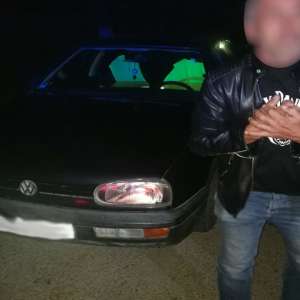 Bărbat băut şi fără permis, depistat la volan în miez de noapte