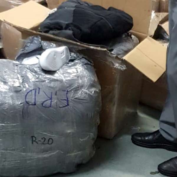 Textile, încălţăminte şi parfumuri, susceptibile a fi contrafăcute, descoperite de polițiștii de frontieră giurgiuveni