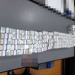 Un cetăţean român cercetat şi zeci de mii de pachete cu țigări confiscate