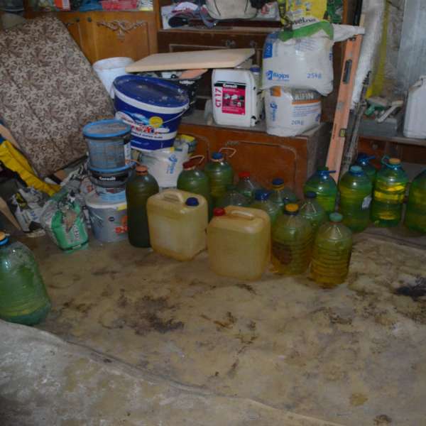 Percheziţie domiciliară la Galați: a fost descoperită cantitatea de 200 de litri de motorină și țigări de contrabandă