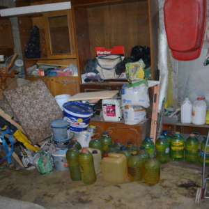 Percheziţie domiciliară la Galați: a fost descoperită cantitatea 200 de litri de motorină și țigări de contrabandă