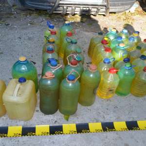 Percheziţie domiciliară la Galați: a fost descoperită cantitatea 200 de litri de motorină și țigări de contrabandă
