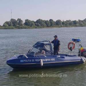Polițiștii de frontieră au intervenit pentru a remorca o ambarcațiune avariată