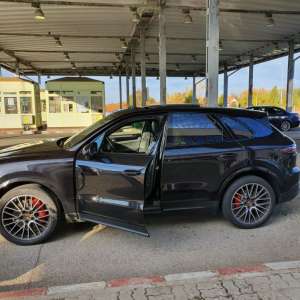 Porsche Cayenne, în valoare de 100.000 de euro, căutat de autorităţile din Italia, descoperit la P.T.F. Petea