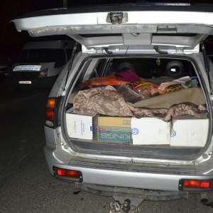 Doi cetățeni români cercetați pentru contrabandă și 4.000 pachete țigări confiscate