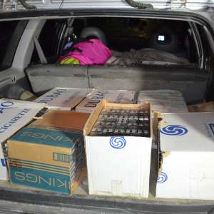 Doi cetățeni români cercetați pentru contrabandă și 4.000 pachete țigări confiscate