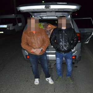 Doi cetățeni români cercetați pentru contrabandă și 4.000 pachete țigări confiscate