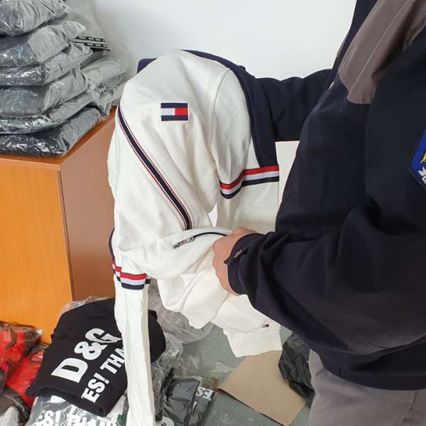 Textile şi încălţăminte, susceptibile a fi contrafăcute, descoperite de polițiștii de frontieră giurgiuveni