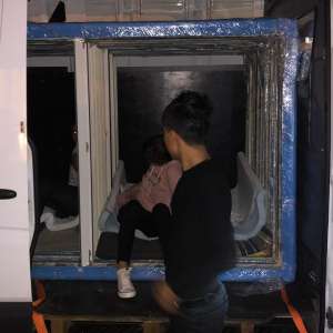 Patru vietnamezi ascunşi într-o autoutilitară, depistați la P.T.F. Nădlac II