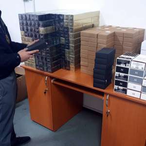 Peste 1.200 articole textile şi parfumuri susceptibile a fi contrafăcute, descoperite la P.T.F. Giurgiu