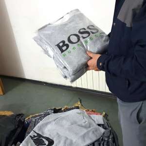 Peste 1.200 articole textile şi parfumuri susceptibile a fi contrafăcute, descoperite la P.T.F. Giurgiu