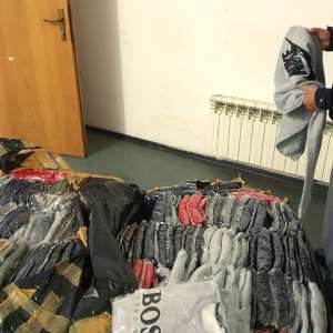 Peste 1.200 articole textile şi parfumuri susceptibile a fi contrafăcute, descoperite la P.T.F. Giurgiu