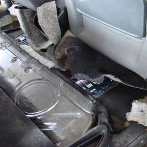 Autoturism confiscat în P.T.F. Siret pentru trafic cu ţigări