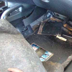 Autoturism confiscat în P.T.F. Siret pentru trafic cu ţigări