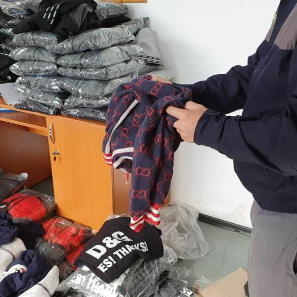 Încălțăminte și produse textile, susceptibile a fi contrafăcute, descoperite de polițiștii de frontieră giurgiuveni