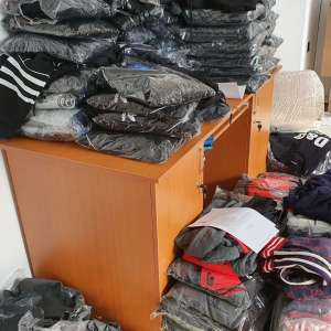 Încălțăminte și produse textile, susceptibile a fi contrafăcute, descoperite de polițiștii de frontieră giurgiuveni