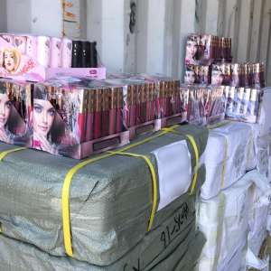 Peste 260.000 de produse cosmetice nedeclarate şi contrafăcute, confiscate în Portul Constanţa Sud Agigea