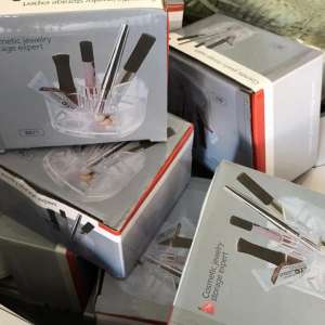 Peste 260.000 de produse cosmetice nedeclarate şi contrafăcute, confiscate în Portul Constanţa Sud Agigea