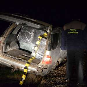 Autoturism burduşit cu țigări de contrabandă, depistat la S.P.F. Rădăuţi Prut