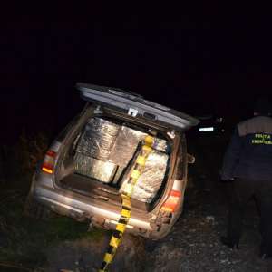 Autoturism burduşit cu țigări de contrabandă, depistat la S.P.F. Rădăuţi Prut
