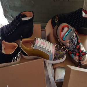 Bunuri contrafăcute în valoare de peste 258.000 lei,      confiscate în Portul Constanţa Sud Agigea