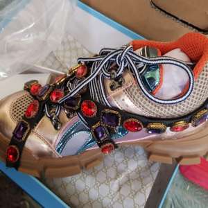 Bunuri contrafăcute în valoare de peste 258.000 lei,      confiscate în Portul Constanţa Sud Agigea