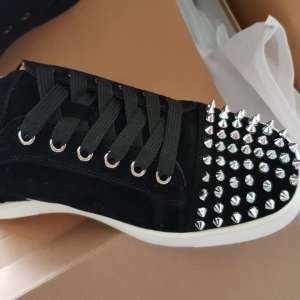 Bunuri contrafăcute în valoare de peste 258.000 lei,      confiscate în Portul Constanţa Sud Agigea