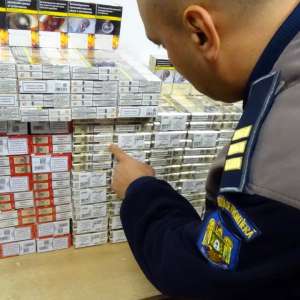 Peste 1200 de pachete cu ţigări ascunse în bagaje, descoperite la P.T.F. Calafat