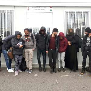 Unsprezece cetăţeni din Irak, Eritreea şi Iran, depistați ascunşi într-o autoutilitară la P.T.F. Nădlac II
