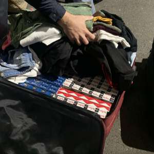 Ţigări ascunse în bagaje, descoperite de poliţiştii de frontieră în P.T.F. Giurgiu